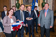 Échange des drapeaux français et américain avec les élèves du lycée de Sedan, en présence de Jean-Luc Warsmann 