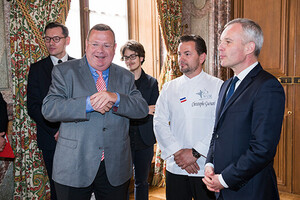 Échange des drapeaux français et américain avec les élèves du lycée de Sedan, en présence de Jean-Luc Warsmann 